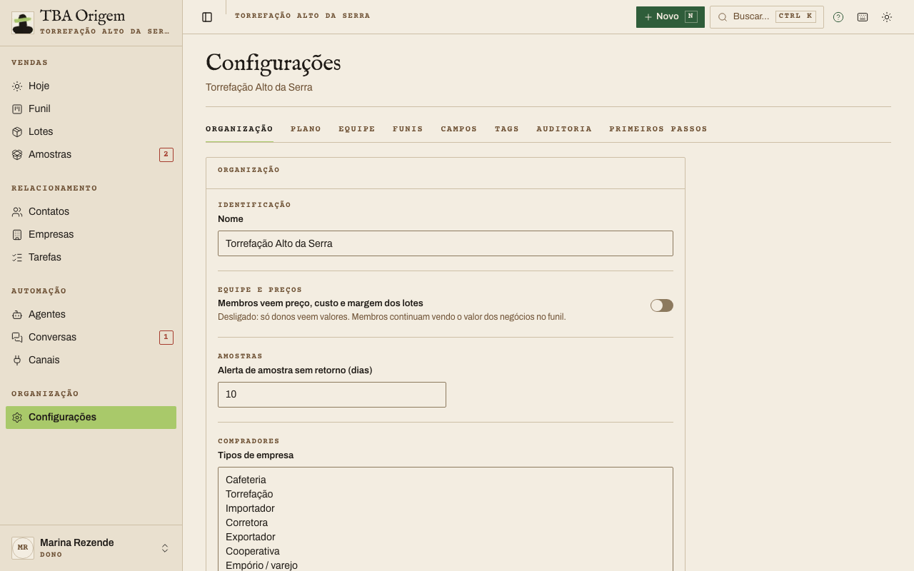Tela Configurações com as abas Organização, Plano, Equipe, Funis, Campos e Tags; a aba Funis guarda as etapas e os motivos de perda