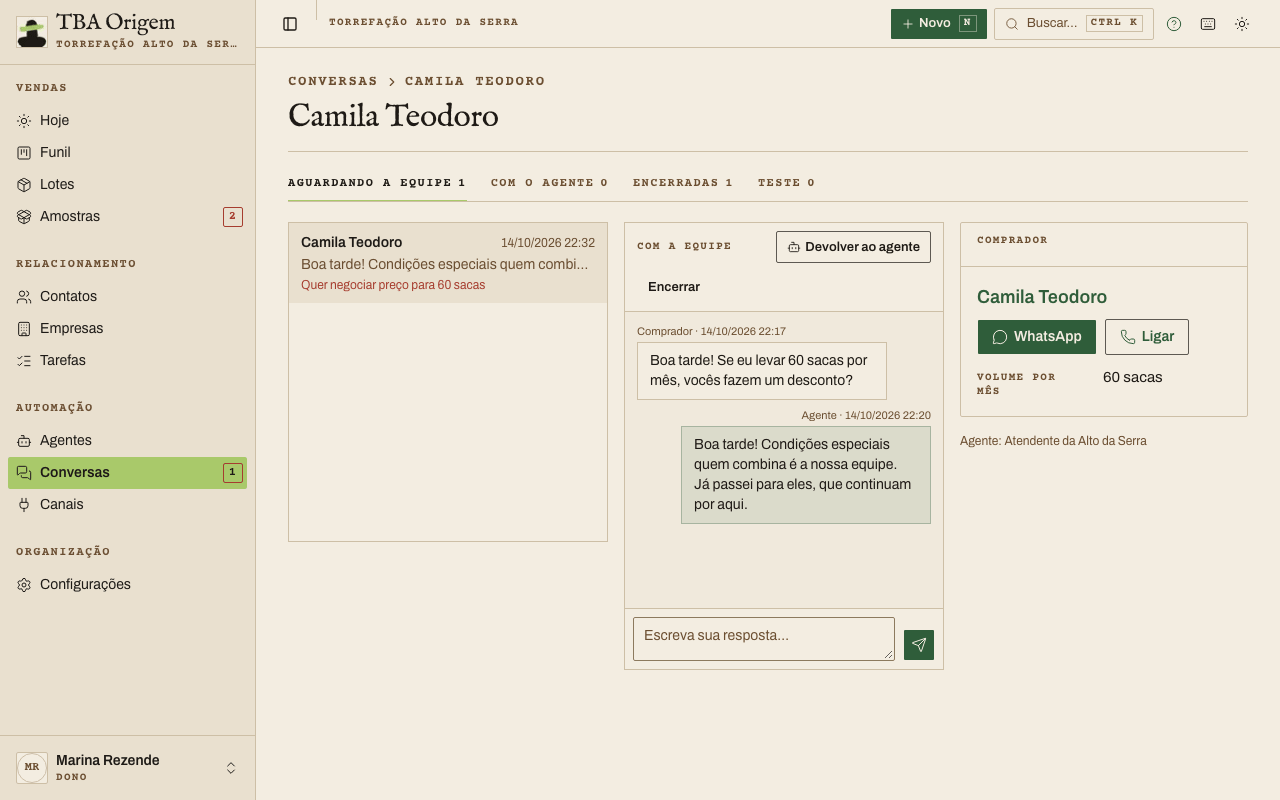Conversa aberta com as mensagens do comprador e do agente, os botões Assumir conversa e Encerrar e a caixa de resposta