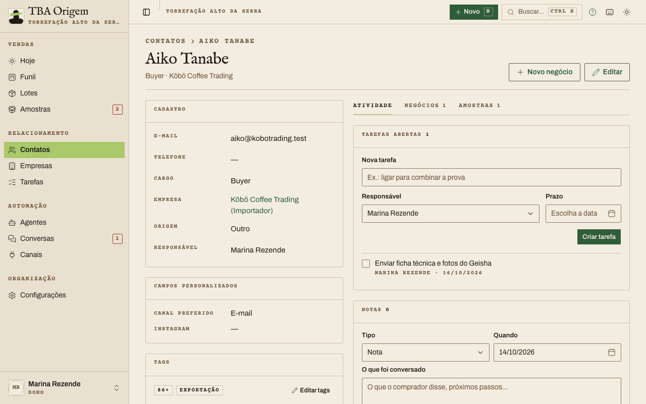 Ficha de um contato com os botões WhatsApp, Ligar, Novo negócio e Editar no alto, os dados à esquerda e as abas Atividade, Negócios e Amostras à direita